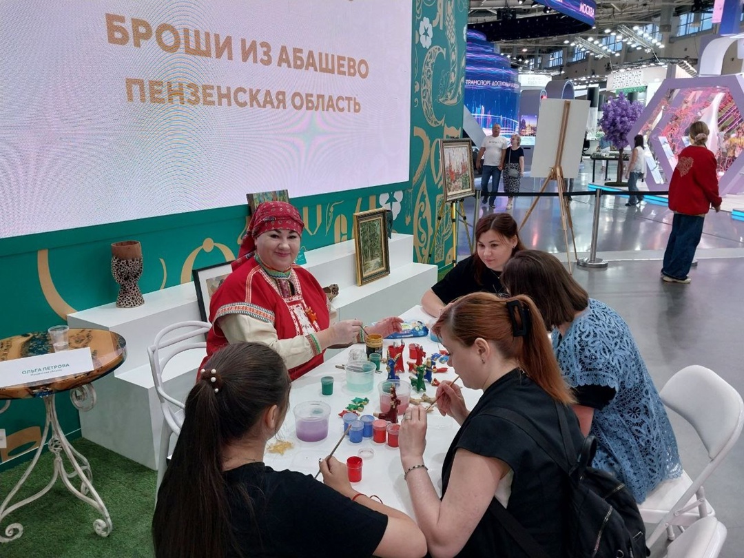 На выставке «Россия» пензенцы провели мастер-класс по изготовлению абашевской игрушки